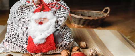 Kinder öffnen Nikolaussäckchen mit Lebkuchen und anderen Süßigkeiten
