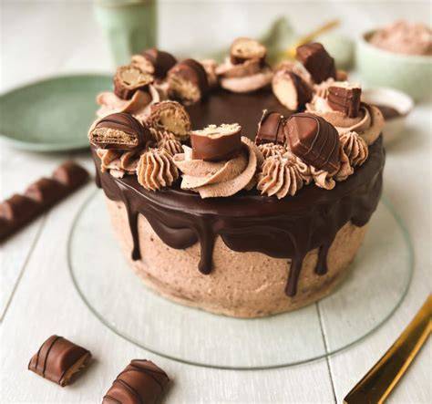 Kinder Bueno Torte aufgeschnitten mit Cremefüllung
