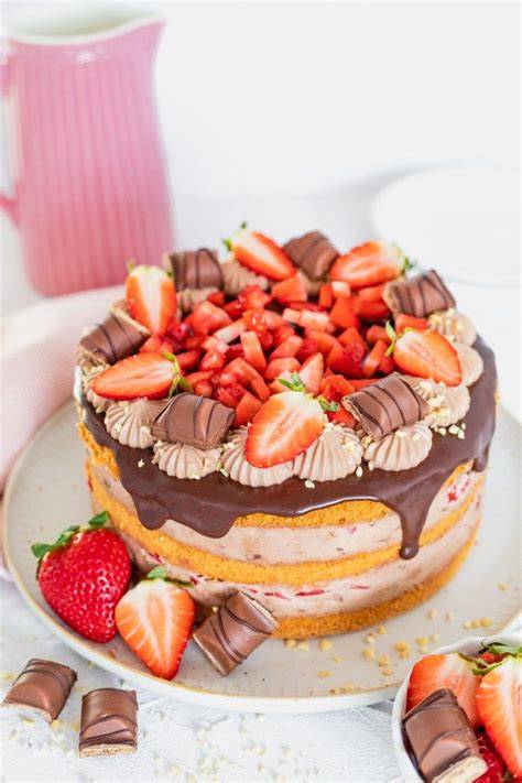 Kinder Bueno Torte mit Erdbeeren - angeschnitten