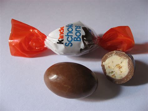 Kinder Schoko-Bons auf einem hellen Hintergrund, Nahaufnahme