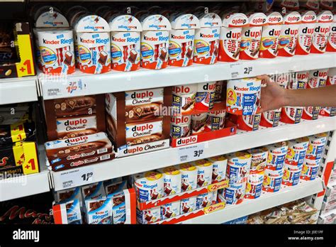 Kinder Schokolade Produktvielfalt im Regal