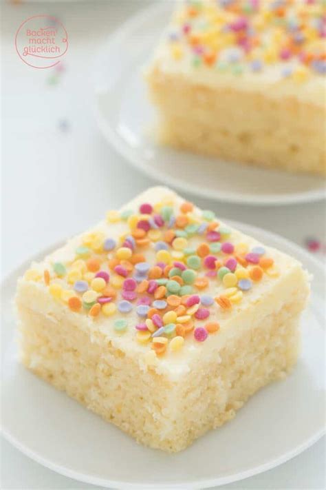 Kinder auf Geburtstag mit Fantakuchen, bunte Streusel und Zuckerguss