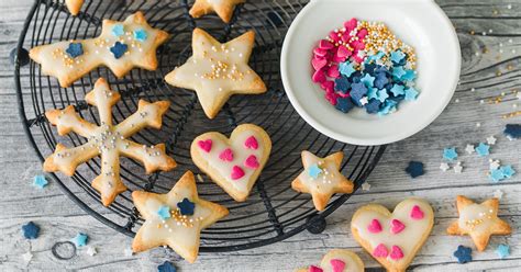 Kinder backen Butterplätzchen und verzieren sie