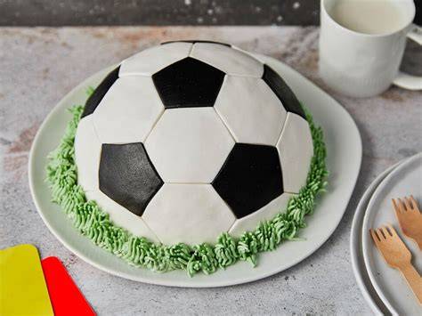 Kinder backen Fußballtorte Schritt-für-Schritt