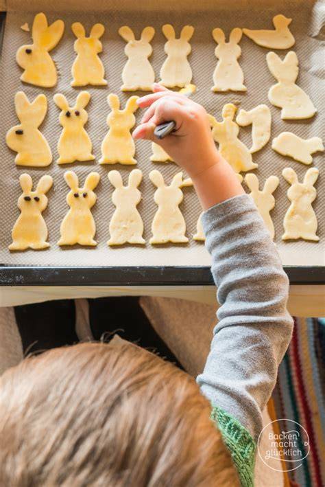 Kinder backen Osterhasen-Kekse