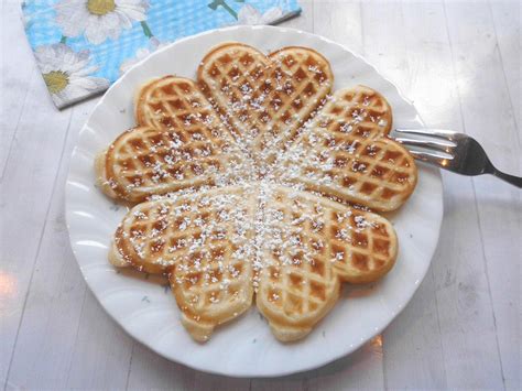 Kinder backen Waffeln gemeinsam