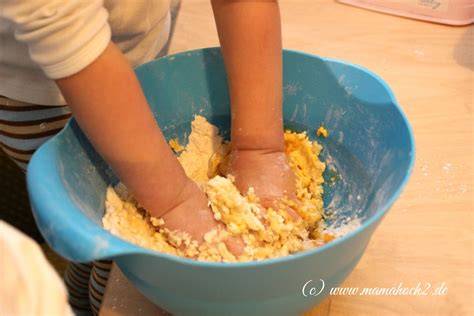 Kinder backen im Kindergarten, Teig kneten, kreative Küche