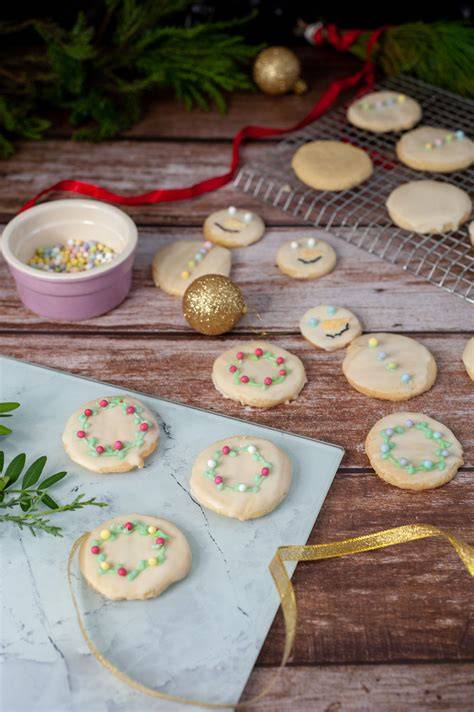 Kinder backen und verzieren Weihnachtskekse