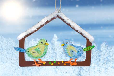 Kinder basteln Vogelkekse im Winter