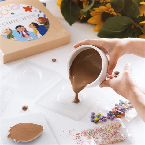 Kinder bei der Schokoladenherstellung mit DIY-Set