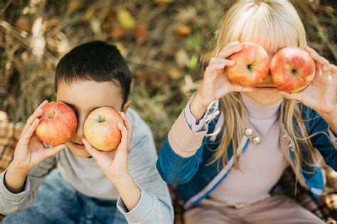 Kinder beim Äpfel schälen und Backen in der Küche, herbstliche Stimmung