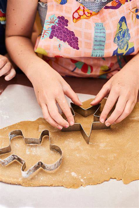 Kinder beim Ausstechen von Nikolaus-Lebkuchen