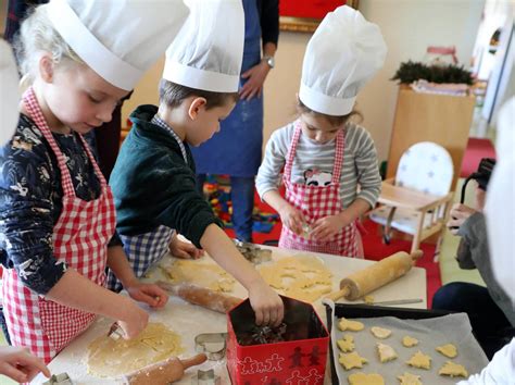 Kinder beim Backen von Marmeladenplätzchen in der Familienküche