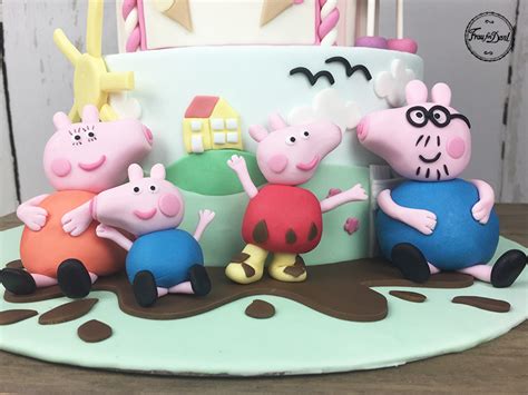 Kinder beim Dekorieren einer Peppa Wutz Torte mit Fondant und Zuckeraugen