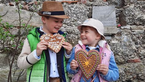 Kinder beim Dekorieren von Lebkuchenherzen