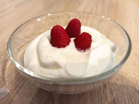 Kinder beim Dekorieren von Quark mit Vanille und Früchten