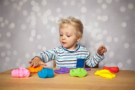Kinder beim Kneten: Teigkugeln rollen