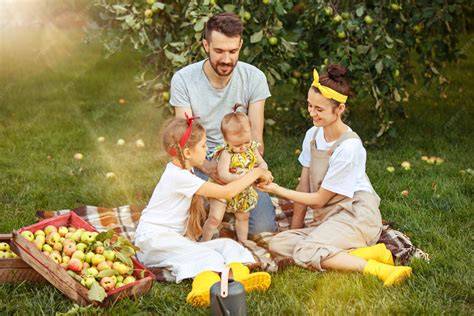 Kinder beim Pflücken von Kornelkirschen im Garten