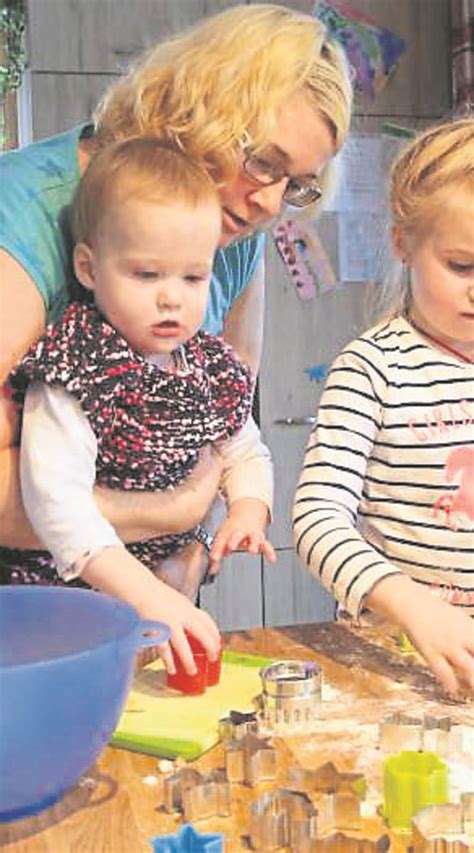 Kinder beim Plätzchenausstechen