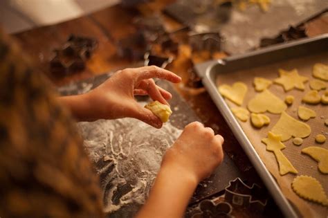 Kinder beim Plätzchenbacken