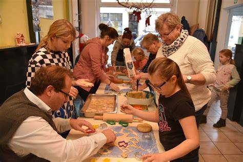 Kinder beim Plätzchenbacken, gemeinsamer Familienmoment mit dem Fleischwolf