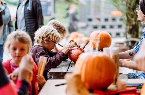 Kinder beim Verzieren von Halloween-Kuchen
