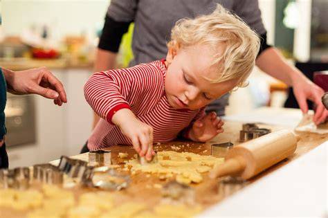 Kinder beim gemeinsamen Backen der Haferflocken-Banane-Schoko-Kekse