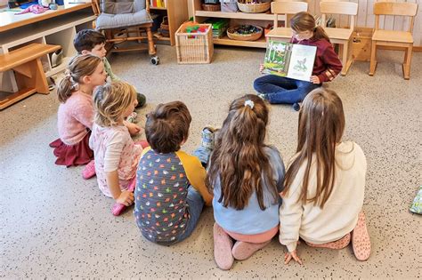 Kinder beim gemeinsamen Betrachten eines Coppenrath-Buchs