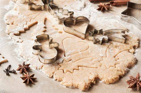 Kinder beim gemeinsamen Keksebacken