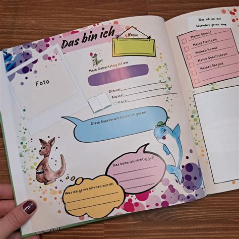 Kinder beim gemeinschaftlichen Ausfüllen ihres Freundebuchs