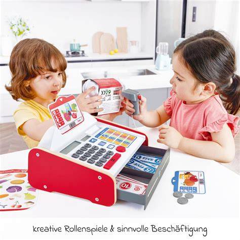 Kinder beim kreativen Spiel mit selbstgemachtem Kaufladenzubehör