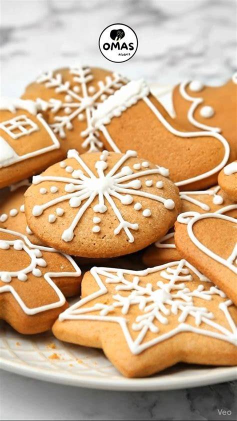 Kinder dekorieren Lebkuchen mit buntem Zuckerguss und Streuseln