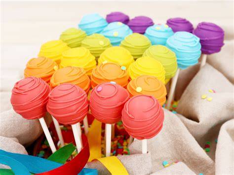 Kinder dekorieren bunte Cake Pops