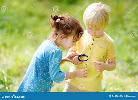 Kinder erforschen mit Kompass und Lupe
