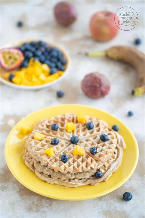 Kinder essen fluffige, vegane Waffeln ohne Zucker auf dem Spielplatz