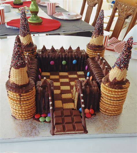 Kinder feiern Kindergeburtstag mit Ritterburg-Kuchen in der Mitte