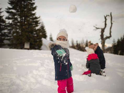 Kinder formen Schneebälle