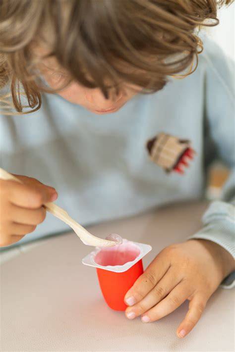 Kinder genießen gemeinsam gesunden Nachtisch