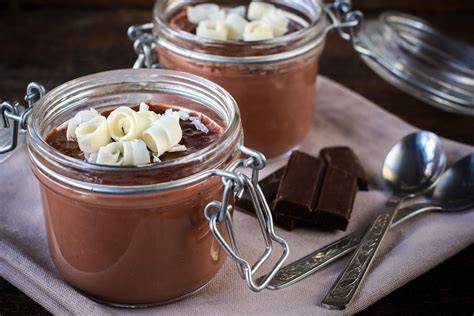 Kinder genießen selbstgemachten Pudding im Glas beim Buffet