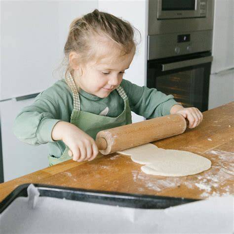 Kinder helfen beim Mixen