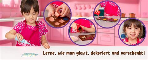 Kinder machen Schoko-Riegel in der Küche