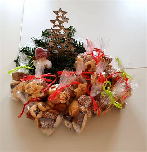 Kinder mit personalisierten Geschenktütchen und frisch verpackten Plätzchen