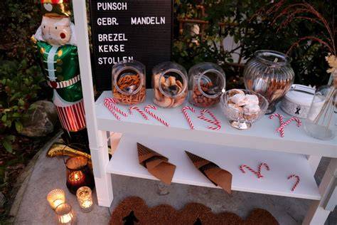 Kinder mit selbst verzierten Lebkuchenfiguren am Weihnachtsmarktstand