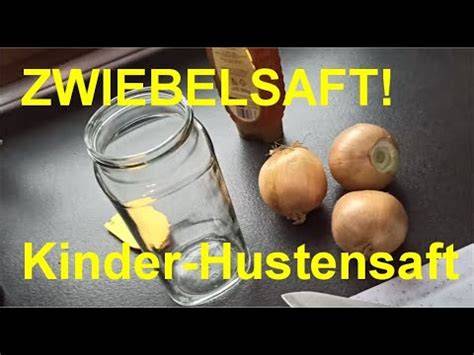Kinder nehmen Zwiebelsaft-Hustensaft ein (symbolisch)