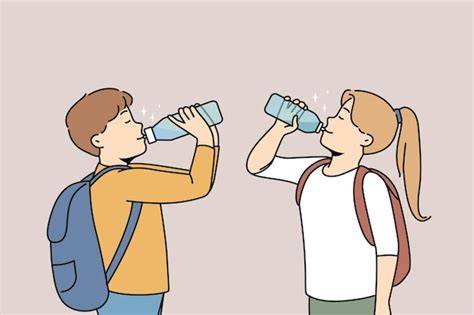 Kinder trinken aus bunten Flaschen: Motivationsideen