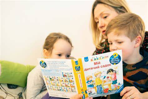 Kinder und Eltern beim Lesen von 