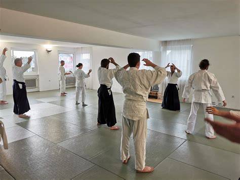 Kinder und Erwachsene beim Tortenbacken im Kurs