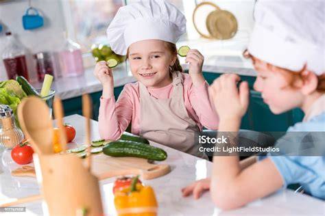 Kinder und Erwachsene beim gemeinsamen Pralinenmachen in der Küche