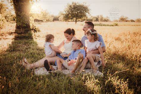 Kinder und Familie beim Waffelbacken, fröhliche Atmosphäre
