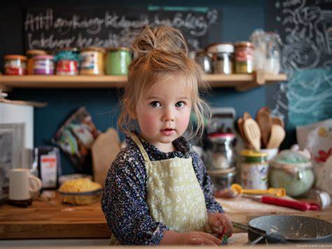 Kinder und Verbrühungsprävention in der Küche: sichere Setups und Herdschutz